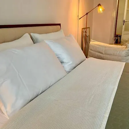 Chic Urban Retreat شقة