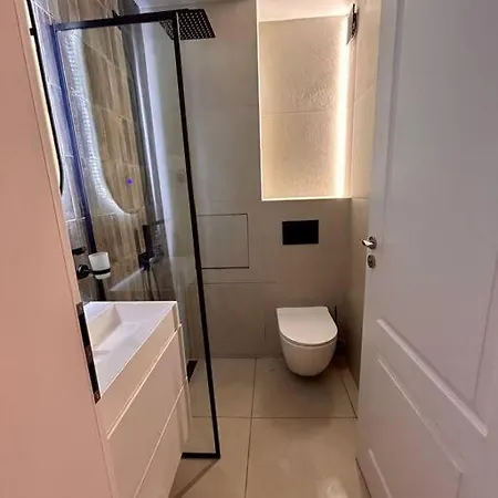 Chic Urban Retreat Апартамент